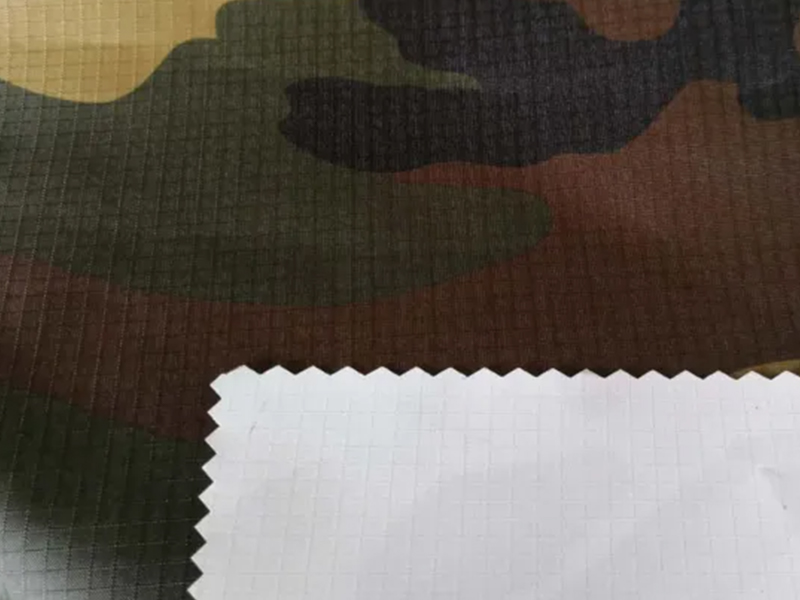 ผ้าแพรแข็ง Ripstop โพลีเอสเตอร์พิมพ์ Camo เคลือบพีวีซีสีขาว